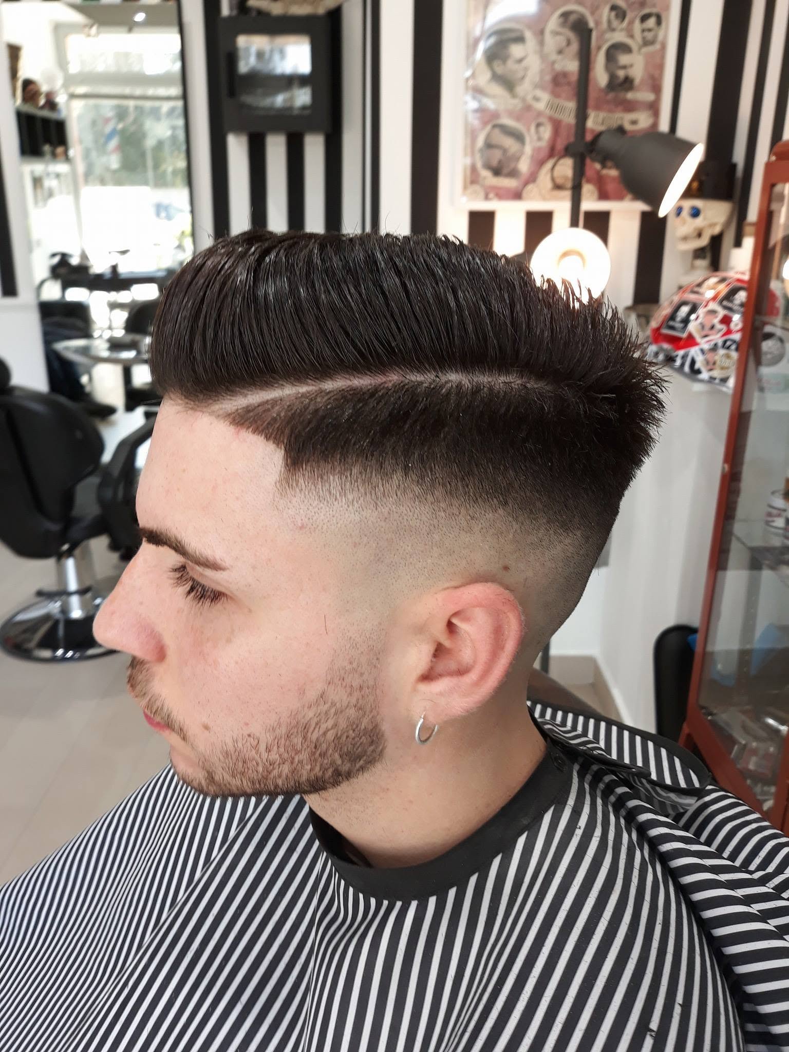 Pompadour con riga incisa e sfumatura alta a pelle